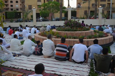 Kahire, Mısır, 2 Mayıs 2022: Mısır 'daki Müslümanlar, pandemik yasak sona erdikten sonra cami yakınlarındaki açık hava sahasında Kurban Bayramı dini ayinleri düzenledi, İslami kahvaltı duaları ve kutlamalar yapıldı