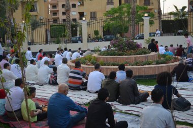 Kahire, Mısır, 2 Mayıs 2022: Mısır 'daki Müslümanlar, pandemik yasak sona erdikten sonra cami yakınlarındaki açık hava sahasında Kurban Bayramı dini ayinleri düzenledi, İslami kahvaltı duaları ve kutlamalar yapıldı