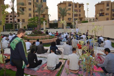 Kahire, Mısır, 2 Mayıs 2022: Mısır 'daki Müslümanlar, pandemik yasak sona erdikten sonra cami yakınlarındaki açık hava sahasında Kurban Bayramı dini ayinleri düzenledi, İslami kahvaltı duaları ve kutlamalar yapıldı