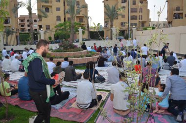 Kahire, Mısır, 2 Mayıs 2022: Mısır 'daki Müslümanlar, pandemik yasak sona erdikten sonra cami yakınlarındaki açık hava sahasında Kurban Bayramı dini ayinleri düzenledi, İslami kahvaltı duaları ve kutlamalar yapıldı