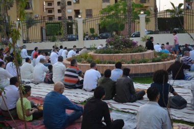 Kahire, Mısır, 2 Mayıs 2022: Mısır 'daki Müslümanlar, pandemik yasak sona erdikten sonra cami yakınlarındaki açık hava sahasında Kurban Bayramı dini ayinleri düzenledi, İslami kahvaltı duaları ve kutlamalar yapıldı