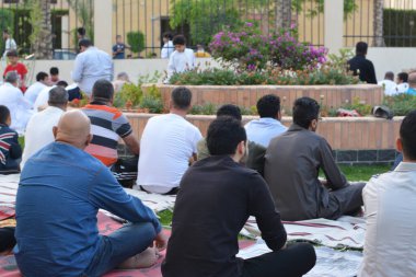 Kahire, Mısır, 2 Mayıs 2022: Mısır 'daki Müslümanlar, pandemik yasak sona erdikten sonra cami yakınlarındaki açık hava sahasında Kurban Bayramı dini ayinleri düzenledi, İslami kahvaltı duaları ve kutlamalar yapıldı