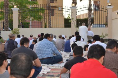 Kahire, Mısır, 2 Mayıs 2022: Mısır 'daki Müslümanlar, pandemik yasak sona erdikten sonra cami yakınlarındaki açık hava sahasında Kurban Bayramı dini ayinleri düzenledi, İslami kahvaltı duaları ve kutlamalar yapıldı