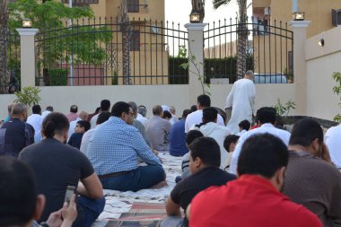 Kahire, Mısır, 2 Mayıs 2022: Mısır 'daki Müslümanlar, pandemik yasak sona erdikten sonra cami yakınlarındaki açık hava sahasında Kurban Bayramı dini ayinleri düzenledi, İslami kahvaltı duaları ve kutlamalar yapıldı