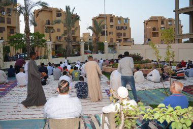 Kahire, Mısır, 2 Mayıs 2022: Mısır 'daki Müslümanlar, pandemik yasak sona erdikten sonra cami yakınlarındaki açık hava sahasında Kurban Bayramı dini ayinleri düzenledi, İslami kahvaltı duaları ve kutlamalar yapıldı