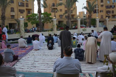 Kahire, Mısır, 2 Mayıs 2022: Mısır 'daki Müslümanlar, pandemik yasak sona erdikten sonra cami yakınlarındaki açık hava sahasında Kurban Bayramı dini ayinleri düzenledi, İslami kahvaltı duaları ve kutlamalar yapıldı