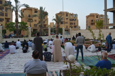 Kahire, Mısır, 2 Mayıs 2022: Mısır 'daki Müslümanlar, pandemik yasak sona erdikten sonra cami yakınlarındaki açık hava sahasında Kurban Bayramı dini ayinleri düzenledi, İslami kahvaltı duaları ve kutlamalar yapıldı