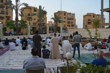 Kahire, Mısır, 2 Mayıs 2022: Mısır 'daki Müslümanlar, pandemik yasak sona erdikten sonra cami yakınlarındaki açık hava sahasında Kurban Bayramı dini ayinleri düzenledi, İslami kahvaltı duaları ve kutlamalar yapıldı