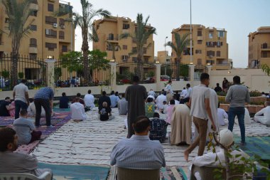 Kahire, Mısır, 2 Mayıs 2022: Mısır 'daki Müslümanlar, pandemik yasak sona erdikten sonra cami yakınlarındaki açık hava sahasında Kurban Bayramı dini ayinleri düzenledi, İslami kahvaltı duaları ve kutlamalar yapıldı