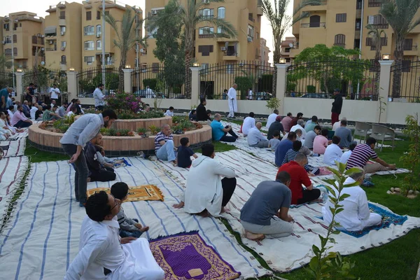Kahire, Mısır, 2 Mayıs 2022: Mısır 'daki Müslümanlar, pandemik yasak sona erdikten sonra cami yakınlarındaki açık hava sahasında Kurban Bayramı dini ayinleri düzenledi, İslami kahvaltı duaları ve kutlamalar yapıldı