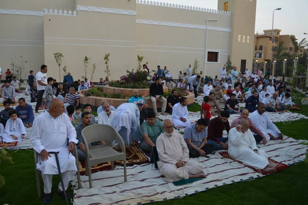 Kahire, Mısır, 2 Mayıs 2022: Mısır 'daki Müslümanlar, pandemik yasak sona erdikten sonra cami yakınlarındaki açık hava sahasında Kurban Bayramı dini ayinleri düzenledi, İslami kahvaltı duaları ve kutlamalar yapıldı