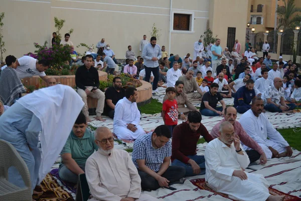 Kahire, Mısır, 2 Mayıs 2022: Mısır 'daki Müslümanlar, pandemik yasak sona erdikten sonra cami yakınlarındaki açık hava sahasında Kurban Bayramı dini ayinleri düzenledi, İslami kahvaltı duaları ve kutlamalar yapıldı