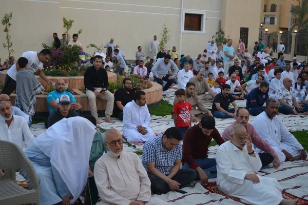 Kahire, Mısır, 2 Mayıs 2022: Mısır 'daki Müslümanlar, pandemik yasak sona erdikten sonra cami yakınlarındaki açık hava sahasında Kurban Bayramı dini ayinleri düzenledi, İslami kahvaltı duaları ve kutlamalar yapıldı