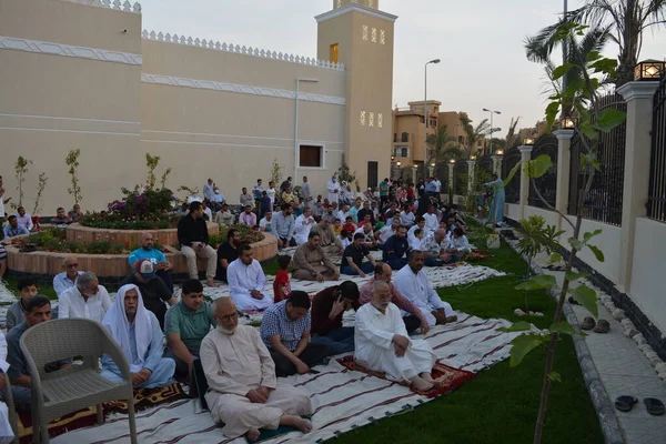 Kahire, Mısır, 2 Mayıs 2022: Mısır 'daki Müslümanlar, pandemik yasak sona erdikten sonra cami yakınlarındaki açık hava sahasında Kurban Bayramı dini ayinleri düzenledi, İslami kahvaltı duaları ve kutlamalar yapıldı