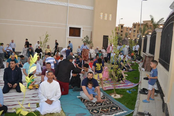 Kahire, Mısır, 2 Mayıs 2022: Mısır 'daki Müslümanlar, pandemik yasak sona erdikten sonra cami yakınlarındaki açık hava sahasında Kurban Bayramı dini ayinleri düzenledi, İslami kahvaltı duaları ve kutlamalar yapıldı