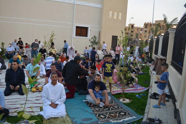 Kahire, Mısır, 2 Mayıs 2022: Mısır 'daki Müslümanlar, pandemik yasak sona erdikten sonra cami yakınlarındaki açık hava sahasında Kurban Bayramı dini ayinleri düzenledi, İslami kahvaltı duaları ve kutlamalar yapıldı