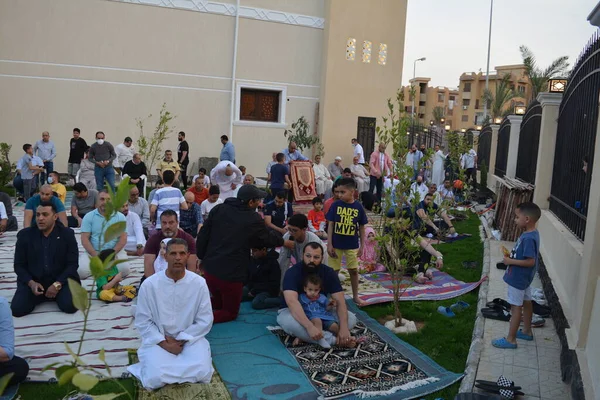 Kahire, Mısır, 2 Mayıs 2022: Mısır 'daki Müslümanlar, pandemik yasak sona erdikten sonra cami yakınlarındaki açık hava sahasında Kurban Bayramı dini ayinleri düzenledi, İslami kahvaltı duaları ve kutlamalar yapıldı