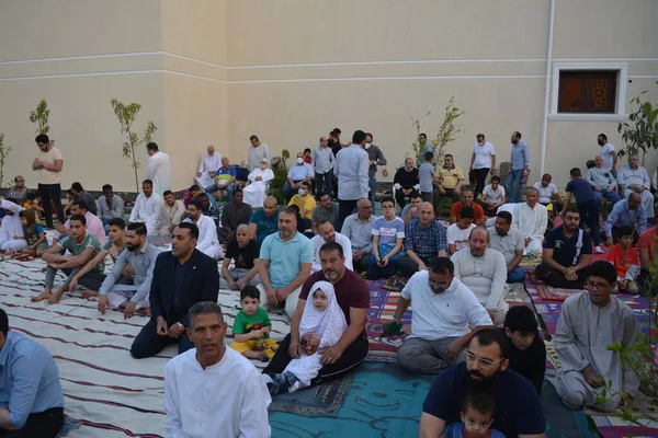 Kahire, Mısır, 2 Mayıs 2022: Mısır 'daki Müslümanlar, pandemik yasak sona erdikten sonra cami yakınlarındaki açık hava sahasında Kurban Bayramı dini ayinleri düzenledi, İslami kahvaltı duaları ve kutlamalar yapıldı