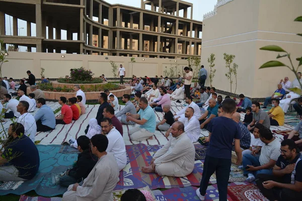 Kahire, Mısır, 2 Mayıs 2022: Mısır 'daki Müslümanlar, pandemik yasak sona erdikten sonra cami yakınlarındaki açık hava sahasında Kurban Bayramı dini ayinleri düzenledi, İslami kahvaltı duaları ve kutlamalar yapıldı
