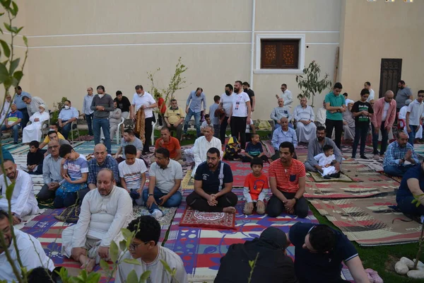 Kahire, Mısır, 2 Mayıs 2022: Mısır 'daki Müslümanlar, pandemik yasak sona erdikten sonra cami yakınlarındaki açık hava sahasında Kurban Bayramı dini ayinleri düzenledi, İslami kahvaltı duaları ve kutlamalar yapıldı