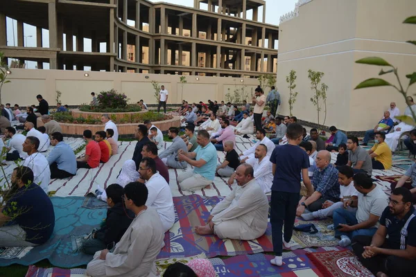 Kahire, Mısır, 2 Mayıs 2022: Mısır 'daki Müslümanlar, pandemik yasak sona erdikten sonra cami yakınlarındaki açık hava sahasında Kurban Bayramı dini ayinleri düzenledi, İslami kahvaltı duaları ve kutlamalar yapıldı