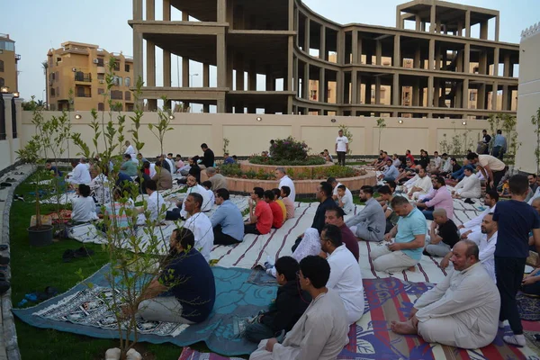 Kahire, Mısır, 2 Mayıs 2022: Mısır 'daki Müslümanlar, pandemik yasak sona erdikten sonra cami yakınlarındaki açık hava sahasında Kurban Bayramı dini ayinleri düzenledi, İslami kahvaltı duaları ve kutlamalar yapıldı