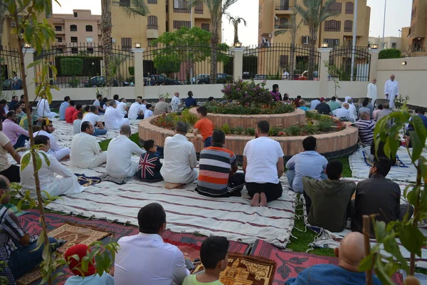 Kahire, Mısır, 2 Mayıs 2022: Mısır 'daki Müslümanlar, pandemik yasak sona erdikten sonra cami yakınlarındaki açık hava sahasında Kurban Bayramı dini ayinleri düzenledi, İslami kahvaltı duaları ve kutlamalar yapıldı