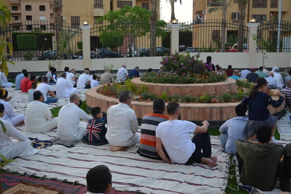 Kahire, Mısır, 2 Mayıs 2022: Mısır 'daki Müslümanlar, pandemik yasak sona erdikten sonra cami yakınlarındaki açık hava sahasında Kurban Bayramı dini ayinleri düzenledi, İslami kahvaltı duaları ve kutlamalar yapıldı