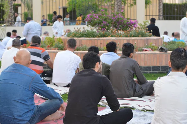 Kahire, Mısır, 2 Mayıs 2022: Mısır 'daki Müslümanlar, pandemik yasak sona erdikten sonra cami yakınlarındaki açık hava sahasında Kurban Bayramı dini ayinleri düzenledi, İslami kahvaltı duaları ve kutlamalar yapıldı