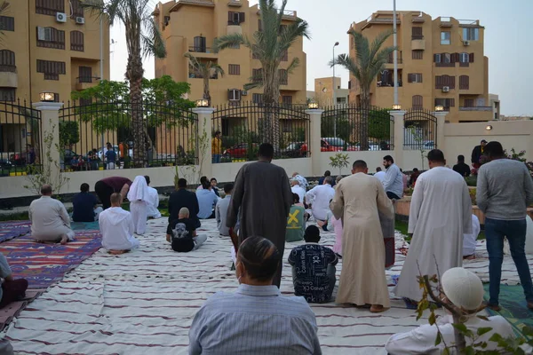 Kahire, Mısır, 2 Mayıs 2022: Mısır 'daki Müslümanlar, pandemik yasak sona erdikten sonra cami yakınlarındaki açık hava sahasında Kurban Bayramı dini ayinleri düzenledi, İslami kahvaltı duaları ve kutlamalar yapıldı