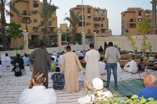 Kahire, Mısır, 2 Mayıs 2022: Mısır 'daki Müslümanlar, pandemik yasak sona erdikten sonra cami yakınlarındaki açık hava sahasında Kurban Bayramı dini ayinleri düzenledi, İslami kahvaltı duaları ve kutlamalar yapıldı