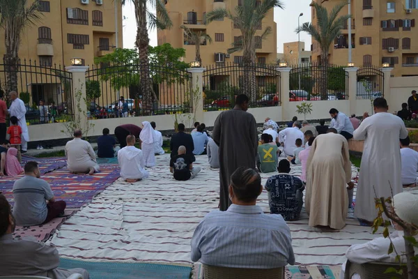 Kahire, Mısır, 2 Mayıs 2022: Mısır 'daki Müslümanlar, pandemik yasak sona erdikten sonra cami yakınlarındaki açık hava sahasında Kurban Bayramı dini ayinleri düzenledi, İslami kahvaltı duaları ve kutlamalar yapıldı