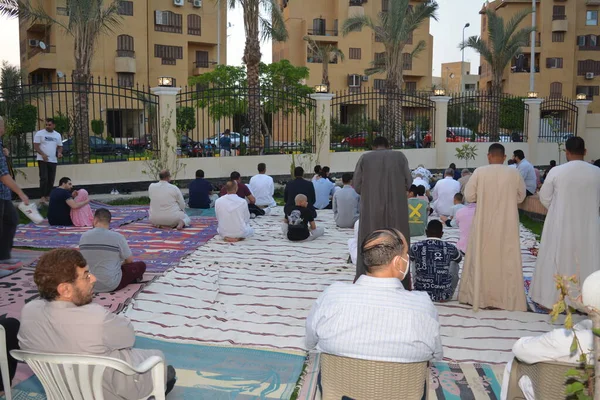 Kahire, Mısır, 2 Mayıs 2022: Mısır 'daki Müslümanlar, pandemik yasak sona erdikten sonra cami yakınlarındaki açık hava sahasında Kurban Bayramı dini ayinleri düzenledi, İslami kahvaltı duaları ve kutlamalar yapıldı