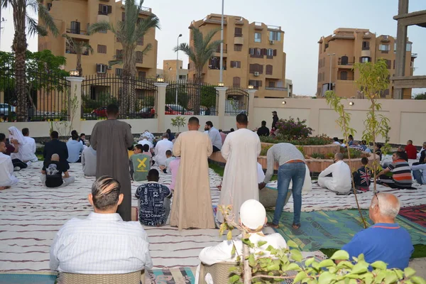 Kahire, Mısır, 2 Mayıs 2022: Mısır 'daki Müslümanlar, pandemik yasak sona erdikten sonra cami yakınlarındaki açık hava sahasında Kurban Bayramı dini ayinleri düzenledi, İslami kahvaltı duaları ve kutlamalar yapıldı