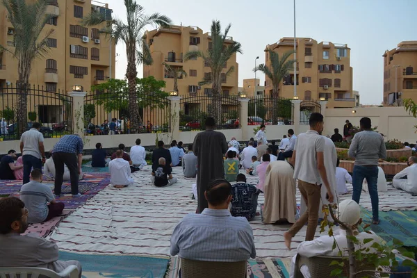 Kahire, Mısır, 2 Mayıs 2022: Mısır 'daki Müslümanlar, pandemik yasak sona erdikten sonra cami yakınlarındaki açık hava sahasında Kurban Bayramı dini ayinleri düzenledi, İslami kahvaltı duaları ve kutlamalar yapıldı