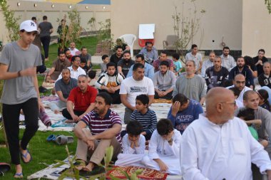 Kahire, Mısır, 2 Mayıs 2022: Mısır 'daki Müslümanlar, pandemik yasak sona erdikten sonra cami yakınlarındaki açık hava sahasında Kurban Bayramı dini ayinleri düzenledi, İslami kahvaltı duaları ve kutlamalar yapıldı