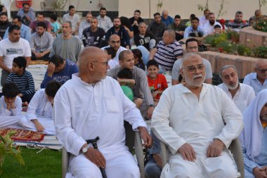 Kahire, Mısır, 2 Mayıs 2022: Mısır 'daki Müslümanlar, pandemik yasak sona erdikten sonra cami yakınlarındaki açık hava sahasında Kurban Bayramı dini ayinleri düzenledi, İslami kahvaltı duaları ve kutlamalar yapıldı