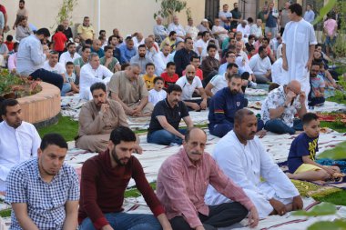 Kahire, Mısır, 2 Mayıs 2022: Mısır 'daki Müslümanlar, pandemik yasak sona erdikten sonra cami yakınlarındaki açık hava sahasında Kurban Bayramı dini ayinleri düzenledi, İslami kahvaltı duaları ve kutlamalar yapıldı