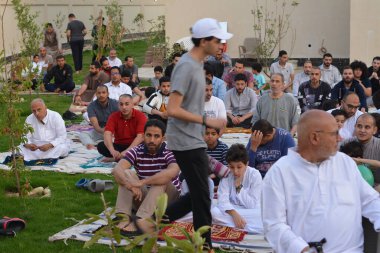 Kahire, Mısır, 2 Mayıs 2022: Mısır 'daki Müslümanlar, pandemik yasak sona erdikten sonra cami yakınlarındaki açık hava sahasında Kurban Bayramı dini ayinleri düzenledi, İslami kahvaltı duaları ve kutlamalar yapıldı