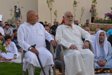 Kahire, Mısır, 2 Mayıs 2022: Mısır 'daki Müslümanlar, pandemik yasak sona erdikten sonra cami yakınlarındaki açık hava sahasında Kurban Bayramı dini ayinleri düzenledi, İslami kahvaltı duaları ve kutlamalar yapıldı