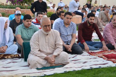 Kahire, Mısır, 2 Mayıs 2022: Mısır 'daki Müslümanlar, pandemik yasak sona erdikten sonra cami yakınlarındaki açık hava sahasında Kurban Bayramı dini ayinleri düzenledi, İslami kahvaltı duaları ve kutlamalar yapıldı