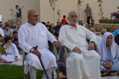 Kahire, Mısır, 2 Mayıs 2022: Mısır 'daki Müslümanlar, pandemik yasak sona erdikten sonra cami yakınlarındaki açık hava sahasında Kurban Bayramı dini ayinleri düzenledi, İslami kahvaltı duaları ve kutlamalar yapıldı