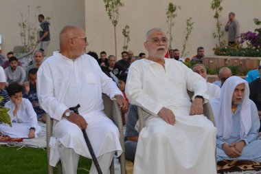 Kahire, Mısır, 2 Mayıs 2022: Mısır 'daki Müslümanlar, pandemik yasak sona erdikten sonra cami yakınlarındaki açık hava sahasında Kurban Bayramı dini ayinleri düzenledi, İslami kahvaltı duaları ve kutlamalar yapıldı