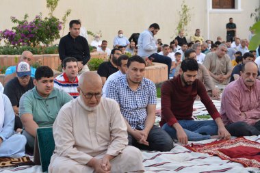 Kahire, Mısır, 2 Mayıs 2022: Mısır 'daki Müslümanlar, pandemik yasak sona erdikten sonra cami yakınlarındaki açık hava sahasında Kurban Bayramı dini ayinleri düzenledi, İslami kahvaltı duaları ve kutlamalar yapıldı