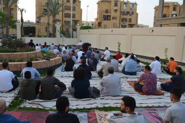 Kahire, Mısır, 2 Mayıs 2022: Mısır 'daki Müslümanlar, pandemik yasak sona erdikten sonra cami yakınlarındaki açık hava sahasında Kurban Bayramı dini ayinleri düzenledi, İslami kahvaltı duaları ve kutlamalar yapıldı