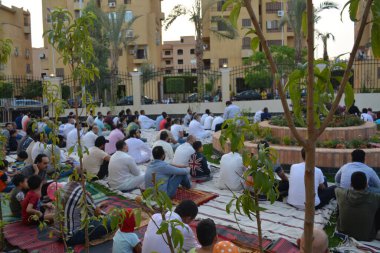 Kahire, Mısır, 2 Mayıs 2022: Mısır 'daki Müslümanlar, pandemik yasak sona erdikten sonra cami yakınlarındaki açık hava sahasında Kurban Bayramı dini ayinleri düzenledi, İslami kahvaltı duaları ve kutlamalar yapıldı