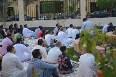 Kahire, Mısır, 2 Mayıs 2022: Mısır 'daki Müslümanlar, pandemik yasak sona erdikten sonra cami yakınlarındaki açık hava sahasında Kurban Bayramı dini ayinleri düzenledi, İslami kahvaltı duaları ve kutlamalar yapıldı