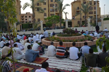 Kahire, Mısır, 2 Mayıs 2022: Mısır 'daki Müslümanlar, pandemik yasak sona erdikten sonra cami yakınlarındaki açık hava sahasında Kurban Bayramı dini ayinleri düzenledi, İslami kahvaltı duaları ve kutlamalar yapıldı