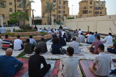 Kahire, Mısır, 2 Mayıs 2022: Mısır 'daki Müslümanlar, pandemik yasak sona erdikten sonra cami yakınlarındaki açık hava sahasında Kurban Bayramı dini ayinleri düzenledi, İslami kahvaltı duaları ve kutlamalar yapıldı