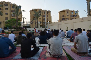 Kahire, Mısır, 2 Mayıs 2022: Mısır 'daki Müslümanlar, pandemik yasak sona erdikten sonra cami yakınlarındaki açık hava sahasında Kurban Bayramı dini ayinleri düzenledi, İslami kahvaltı duaları ve kutlamalar yapıldı